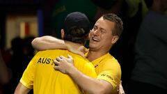 Alex de Minaur celebra con el capitán Lleyton Hewitt la victoria ante Finlandia.