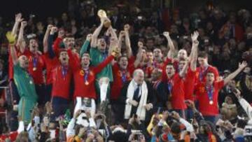 Iker Casillas levantando la Copa del Mundo en Sud&aacute;frica.