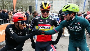 Ineos y la felicidad de ver a Egan Bernal en competencia.