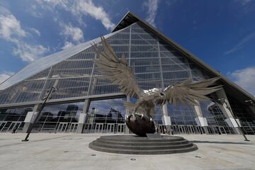 Estatua de un halcón en el exterior del estadio de Mercedes-Benz Arena. Nuevo hogar de los Atlanta Falcons