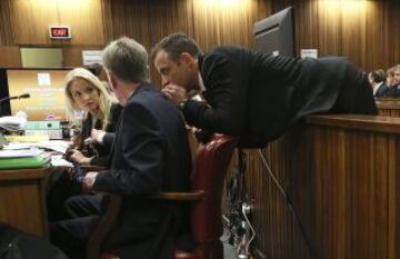 Continua el juicio al atleta sudafricano Oscar Pistorius, acusado de matar a tiros a su novia, la modelo Reeva Steenkamp.