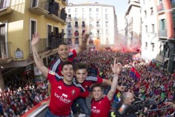 Celebración multitudinaria del Osasuna en las calles de Pamplona