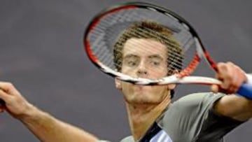 <b>SORPRESA. </b>Andy Murray lanza su muñequera tras el partido.