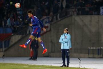 El entrenador de Universidad de Chile, Sebastian Beccacece, da intrusiones  a sus jugadores durante el partido amistoso contra San Luis disputado en el estadio Nacional de Santiago, Chile.