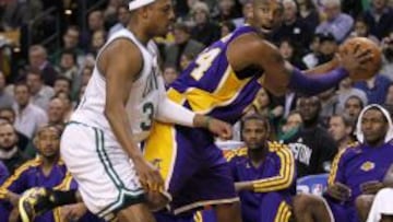 Paul Pierce trata de frenar a Kobe Bryant.