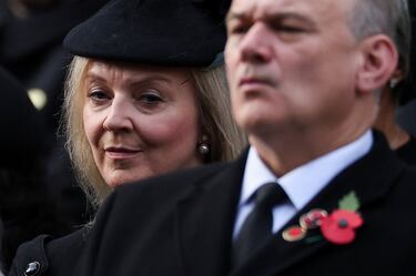 Liz Truss, política británica que ejerció como primera ministra del Reino Unido y líder del Partido Conservador y Unionista entre septiembre y octubre de 2022, durante la ceremonia anual del Domingo del Recuerdo en el Cenotafio de Whitehall, en Londres.