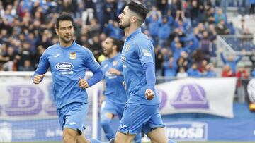 Los jugadores del Fuenlabrada celebran uno de los goles ante el Deportivo.