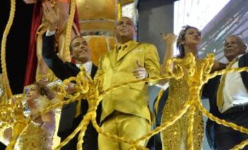 El exfutbolista brasileño Ronaldo Nazario, es homenajeado por la escuela de samba del Grupo Especial Gaviões da Fiel durante el desfile del carnaval de Sao Paulo