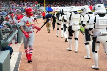 Kolten Wong de los St. Louis Cardinals amenaza a una patrulla de  StormTrooper (de la saga filmográfica Star Wars) antes de comenzar el partido contra los Atlanta Braves en SunTrust Park, Atlanta.