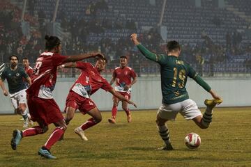 Garci ensaya un disparo ante la selección absoluta de Nepal. 
