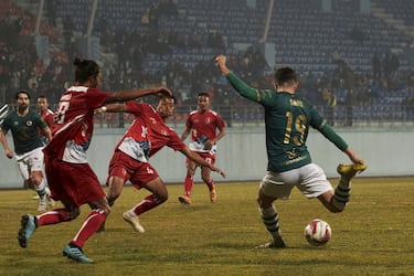 Garci ensaya un disparo ante la selección absoluta de Nepal. 
