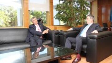 Ángel María Villar y Miguel Cardenal, en el CSD.