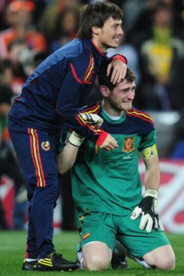 En 2010, España ganó la Copa del Mundo por primera vez en su historia. Iker Casillas, arquero español, fue uno de los futbolistas que más lagrimas derramó por el título. Eso sí, el guardameta siempre estuvo cobijado por sus compañeros, quienes se contagiaban de alegría. 