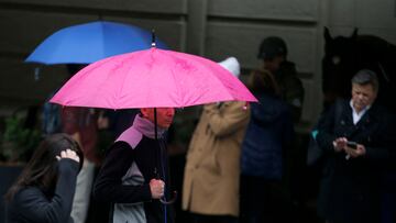 Lluvia en Santiago: los dos pronósticos completamente distintos para el viernes y la apuesta de Jaime Leyton