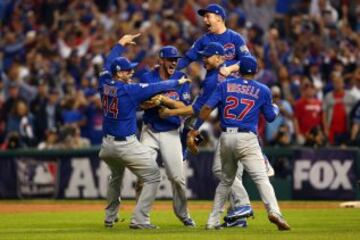 En un partido de alarido, los Cubs rompieron una malaria de 108 años sin ser campeones; el ingrediente especial: la lluvia. Cuando el partido lo ganaban los Cachorros 6-3, vino un cuadrangular de tres carreras para que Cleveland empatara en la octava baja. Sin embargo, la lluvia interrumpió el Juego 7 por 17 minutos. Cuando se reanudó, Rajal Davis le dio la victoria a Chicago.