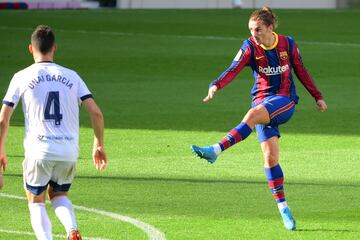 Barcelona 2-0 Osasuna | Golazó Griezmann. Espectacular remate de volea tras cazar un rechace en la frontal ante el que nada pudo hacer Sergio Herrera.