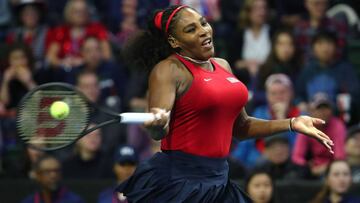 Serena Williams devuelve una bola durante su partido ante Anastasija Sevastova en la eliminatoria de Copa Federación entre Estados Unidos y Letonia.