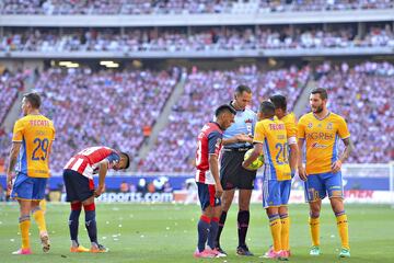 Al minuto 92, Ismael Sosa cae dentro del área de Chivas, tras una presunta falta de Pereira. El árbitro no vio falta en la jugada.