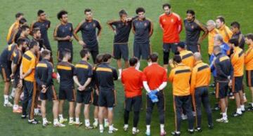 Jugadores y cuerpo técnico del Real Madrid durante el entrenamiento.