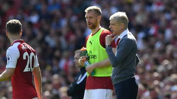 Mertesacker, junto a Wenger.