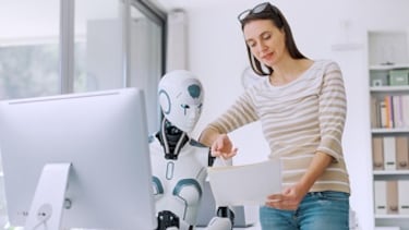 El ayuntamiento contrata a un robot como funcionario: al año lo encuentran arrojado por las escaleras