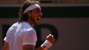 El tenista griego Stefanos Tsitsipas celebra un punto durante su partido ante Alexander Zverev en las semifinales de Roland Garros 2021.