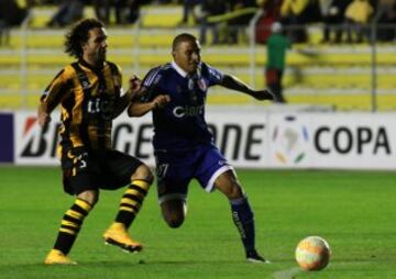 BOL01. LA PAZ (BOLIVIA), 17/03/2015.- Leandro Benegas (d) de Universidad de Chile ante Fernando Martelli (i) de The Strongest hoy, martes 17 de marzo de 2015, durante un partido por la Copa Libertadores realizado en el Estadio Hernando Siles de La Paz (Bolivia). EFE/Martin Alipaz