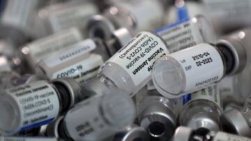 -FOTODELDÍA- GRAFCVA4437. VALENCIA, 03/05/2021.-. Viales vacios en el "vacunódormo" de la Ciudad de las Ciencias de Valencia donde hoy ha comenzado la vacunación de las personas de 65 a 69 años.EFE/Kai Försterling