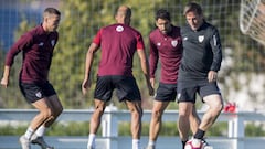 Berizzo da un pase en el entrenamiento