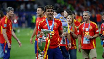 BERLÍN, 14/07/2024.- El jugador de la selección española Lamine Yamal, mejor jugador más joven del campeonato, con el trofeo durante la celebración de la victoria de la Eurocopa, tras vencer a Inglaterra en el partido de la final disputado este domingo en el Estadio Olímpico de Berlín. EFE/Alberto Estévez
