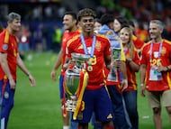 BERLÍN, 14/07/2024.- El jugador de la selección española Lamine Yamal, mejor jugador más joven del campeonato, con el trofeo durante la celebración de la victoria de la Eurocopa, tras vencer a Inglaterra en el partido de la final disputado este domingo en el Estadio Olímpico de Berlín. EFE/Alberto Estévez