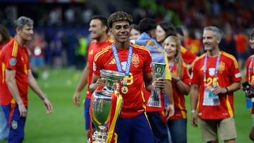 BERLÍN, 14/07/2024.- El jugador de la selección española Lamine Yamal, mejor jugador más joven del campeonato, con el trofeo durante la celebración de la victoria de la Eurocopa, tras vencer a Inglaterra en el partido de la final disputado este domingo en el Estadio Olímpico de Berlín. EFE/Alberto Estévez