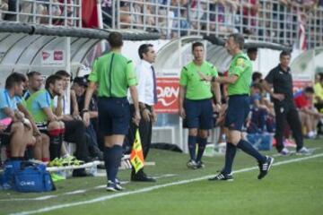 El árbitro Fernández Borbalán pide calma a los jugadores del Athletic sentados en el banquillo.