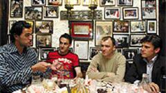 <B>REUNIÓN EN EL ASADOR.</b> Kiko, Santi, Pantic y Toni Muñoz acudieron a la cita con AS para relatar una de las páginas más hermosas de la historia de un Atlético centenario.