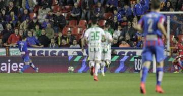 1-0. Barral marcó el primer gol.