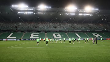 Los jugadores del Betis se ejercitan en el estadio del Legia.
