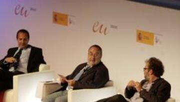 <b>AMENO. </b>De izquierda a derecha: Gómez-Acebo, Contreras, Alfredo Relaño, John Carlin y Olivier Margot en el debate de los medios.
