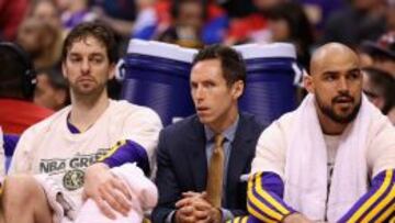 Pau Gasol, Steve Nash y Robert Sacre, con mala cara en el banquillo de los Lakers.