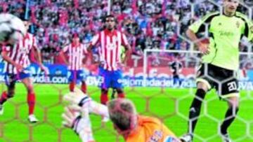 <b>PARADA. </b>De Gea despeja el balón del penalti lanzado por Babic en la primera parte del partido. El canterano se mostró seguro durante el encuentro.
