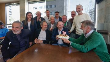 13-04-25. CUNDI, ENTRE AMIGOS, SU NIETA CLAUDIA, SU HERMANO RUBÉN Y LOS EX COMPAÑEROS CLAUDIO, REDONDO, JIMÉNEZ, MACEDA, DAVID Y ANDRÉS, CELEBRANDO SU 70 CUMPLEAÑOS.