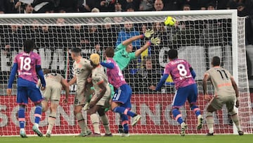 TURIN, ITALY - JANUARY 07: Marco Silvestri of Udinese Calcio saves header from Daniele Rugani of Juventus to deny the defender the opening goal in the Serie A match between Juventus and Udinese Calcio at Allianz Stadium on January 07, 2023 in Turin, Italy. (Photo by Jonathan Moscrop/Getty Images)