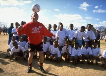 Alex Ferguson, de entrenador con los niños locales en Soweto durante su viaje a Sudáfrica