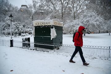 Una persona camina por la nieve mientras continúa el clima frío en Londres. La nieve ha venido acompañada por una gélida niebla que ha provocado temperaturas de -10ºC.