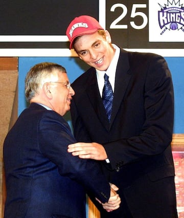 Pau Gasol, con David Stern, anterior comisionado de la NBA, el día del draft de 2001.