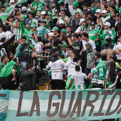 Pelea entre hinchas de Nacional en El Campín: uno cae del segundo piso