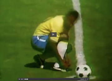 Pelé se abrochó lentamente las botas Puma, imagen captada por las cámaras en el Mundial de 1970.