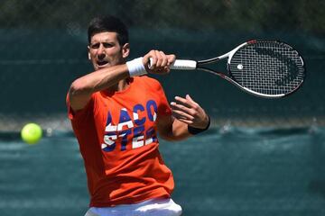 Serbia's Novak Djokovic attends a practice session at The All England Tennis Club in Wimbledon, southwest London, on July 2, 2017, on the eve of the start of the 2017 Wimbledon Championships tennis tournament. / AFP PHOTO / Glyn KIRK / RESTRICTED TO EDITORIAL USE