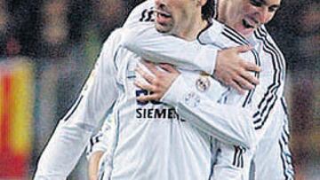 Los jugadores del Madrid celebran un gol de Van Nistelrooy.