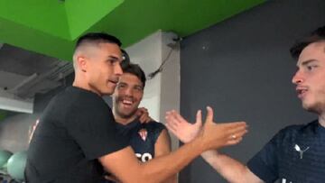 12-07-2023. UROS DJURDJEVIC SALUDA A NACHO MÉNDEZ Y A GUILLE ROSAS, COMO AL RESTO DE COMPAÑEROS, TRAS INCORPORARSE A LA CONCENTRACIÓN EN MÉXICO, A LA QUE LLEGÓ TARDE POR UN PROBLEMA CON SU VISADO.