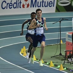 Ingebrigtsen tumba el récord mundial de 1.500 bajo techo